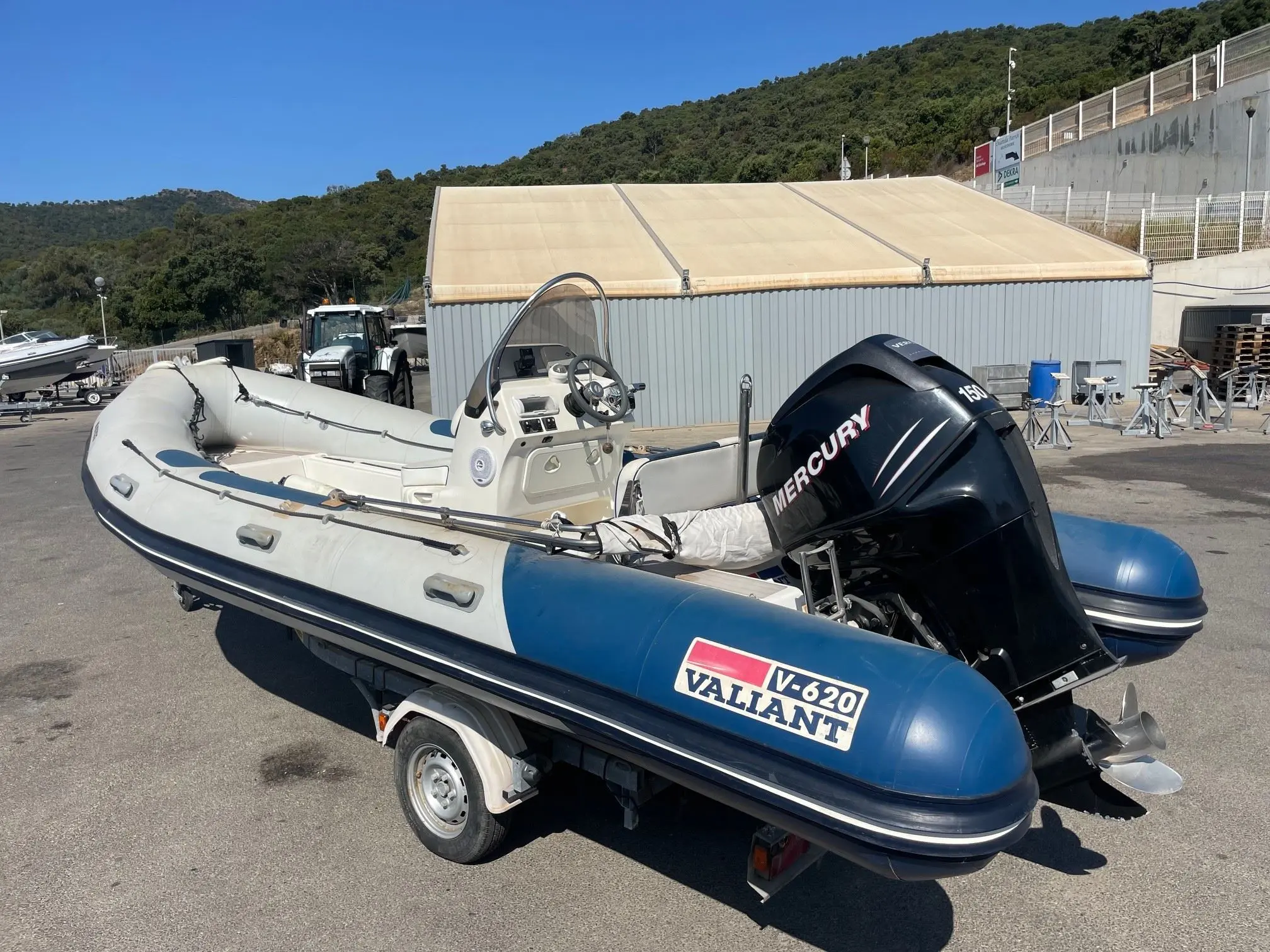 Valiant V 620 Sport — Semi-rigide bleu et blanc sur remorque, avec moteur hors-bord, à terre.