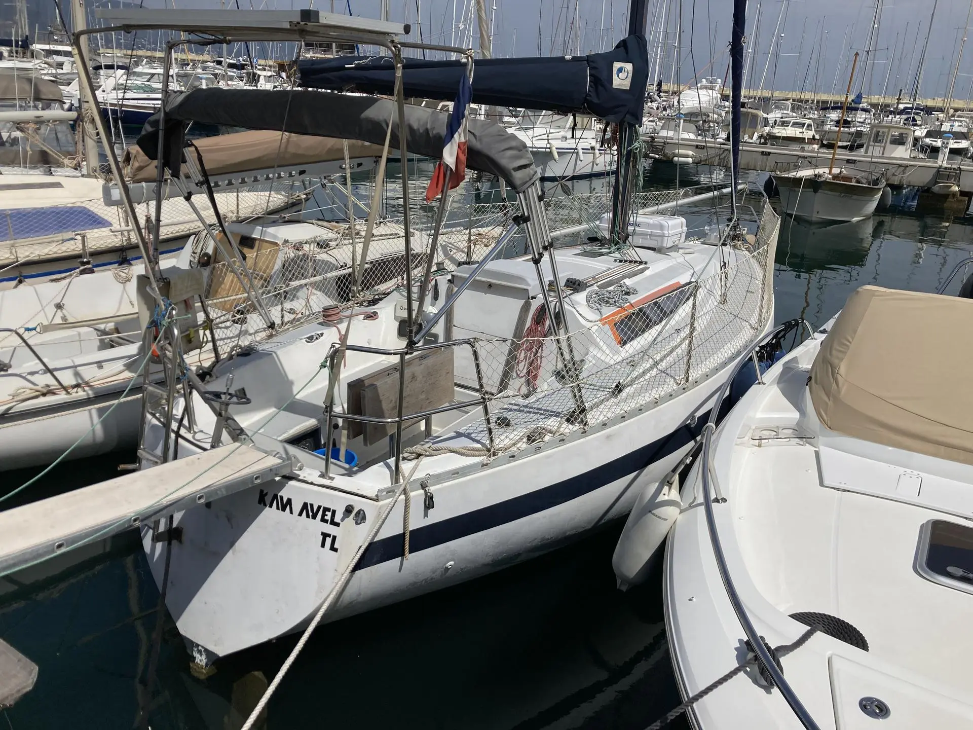 Neptune Smap Trident 80 — Voilier amarré dans une marina, photographié depuis l'arrière tribord.