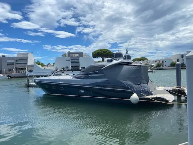 Sagittarius Dart 460 HT — Bateau à moteur amarré dans une marina, photographié de trois quarts.