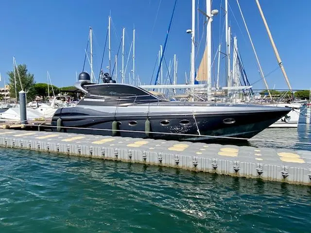 Sagittarius Dart 460 HT — Bateau à moteur amarré dans une marina, vu de profil depuis le quai.