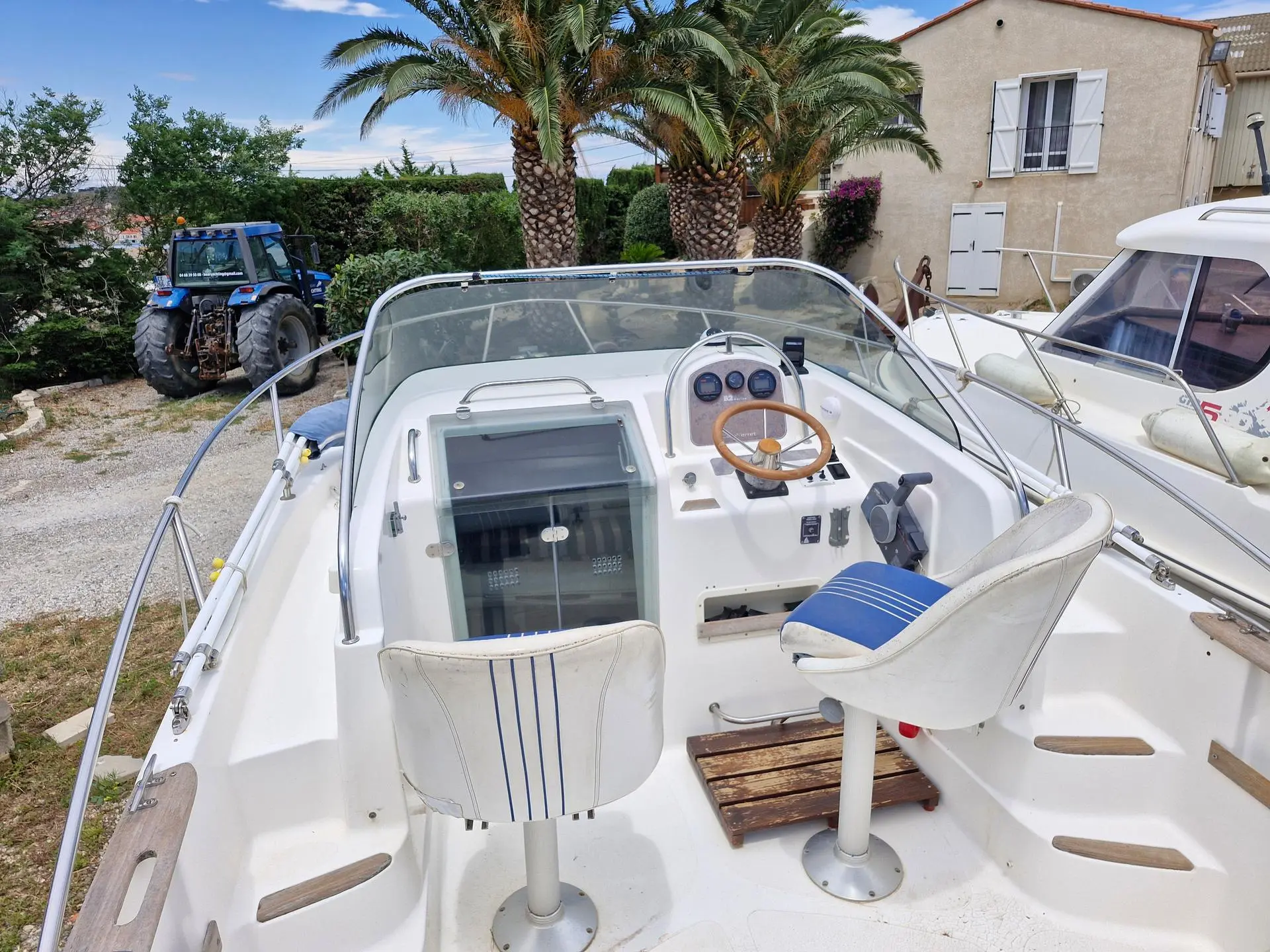 B2 Marine Cap Ferret 650 — Vue du cockpit avec volant, sièges, pare-brise et commandes.