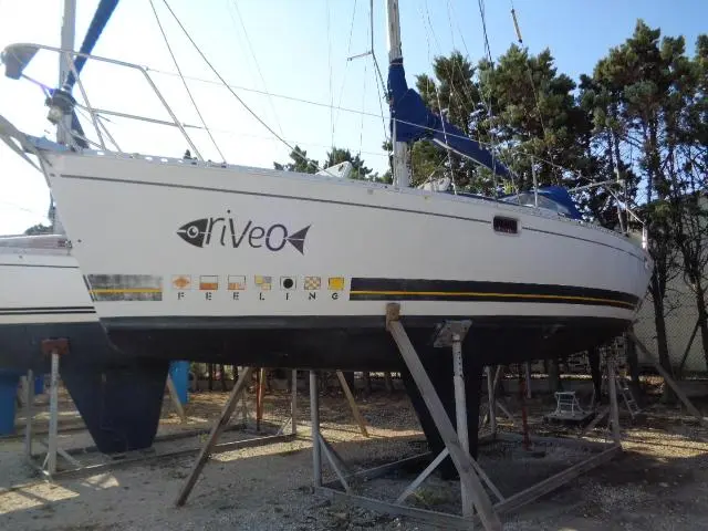 Kirie Feeling 326 — Voilier blanc présenté sur bers dans un chantier nautique, vu de trois quarts.