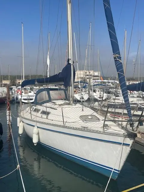 Gib Sea 312 — Voilier blanc amarré dans une marina, photographié de trois quarts avant.