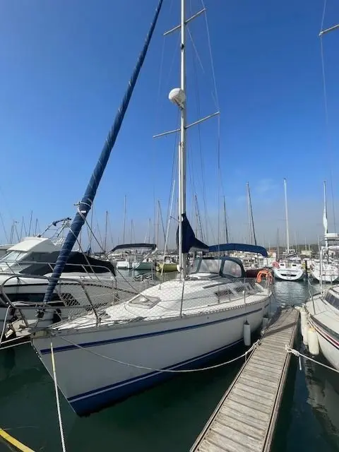 Gib Sea 312 — Voilier amarré à un ponton dans une marina, vu de trois quarts avant.
