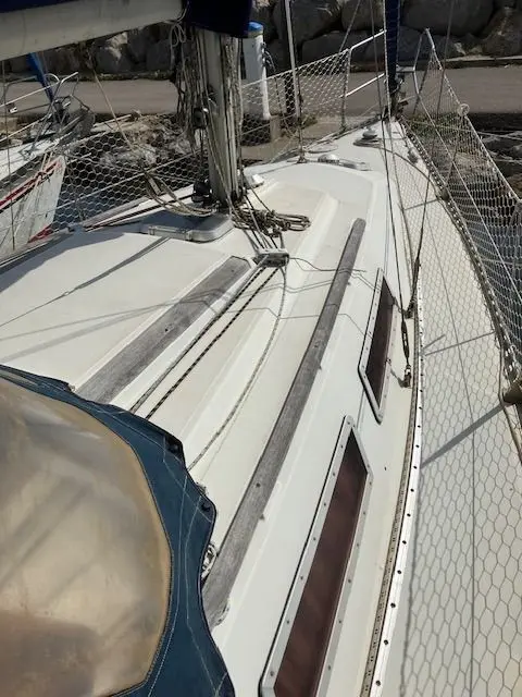 Gib Sea 312 — Vue partielle du pont avant et du gréement d’un voilier à quai.