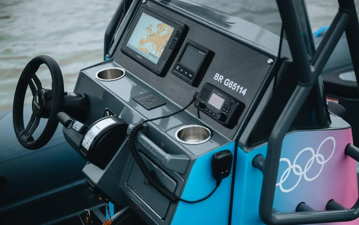 Highfield SP 760 — Vue rapprochée du poste de pilotage avec écran de navigation et commandes.