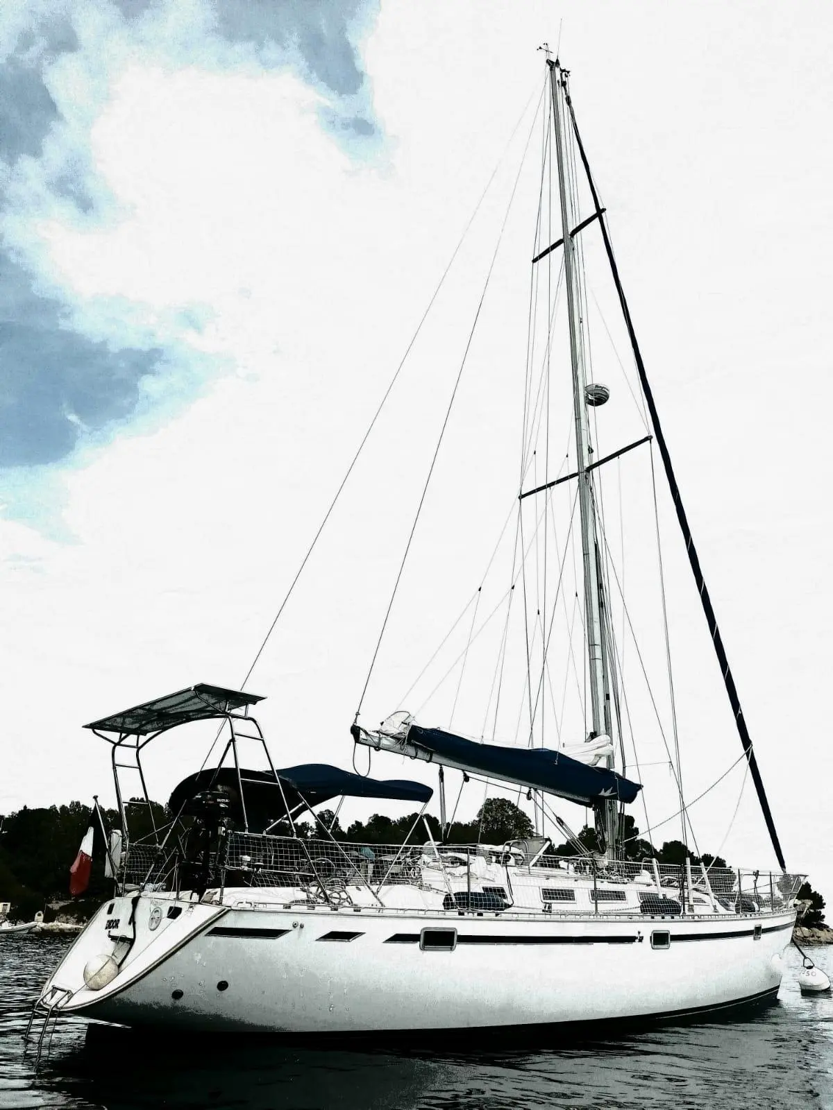 Gib Sea 442 — Voilier blanc vu de profil au mouillage, avec mât et bimini visibles.