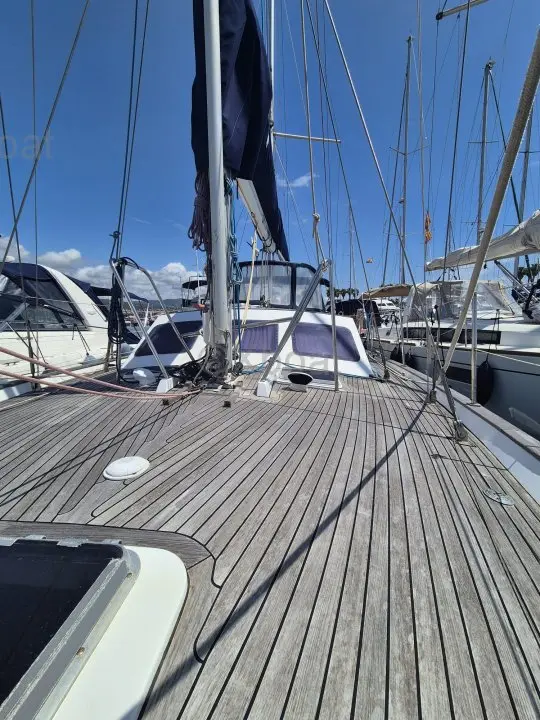 Dufour 12000 CT — Vue du pont avant d’un voilier amarré dans une marina.