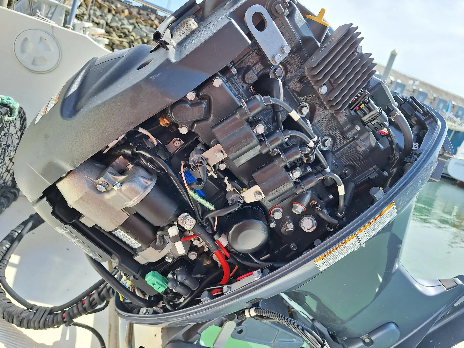 Guymarine GM 570 Chalutier — Moteur hors-bord découvert, photographié en gros plan à l’arrière du bateau.