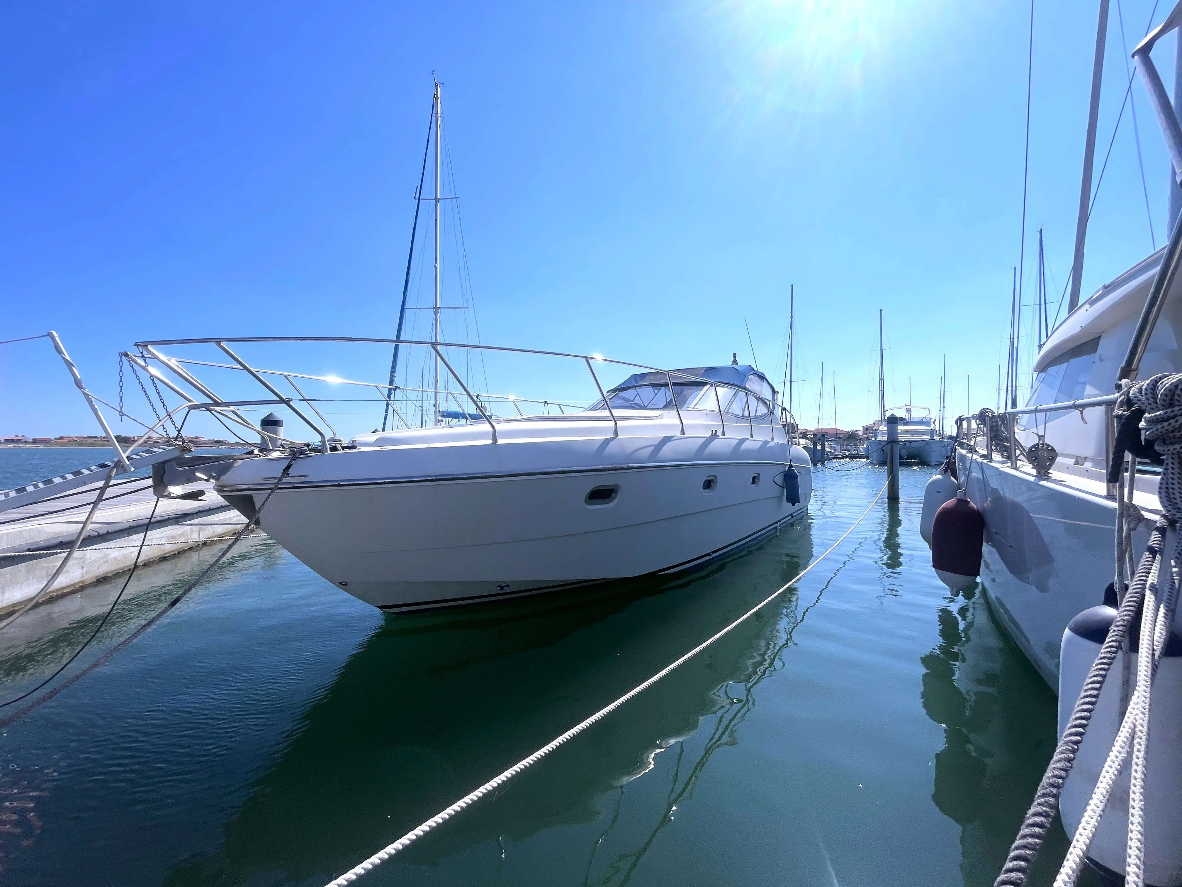 Raffaelli Shamal 40 — Bateau à moteur blanc amarré dans un port de plaisance, vu de trois quarts avant.