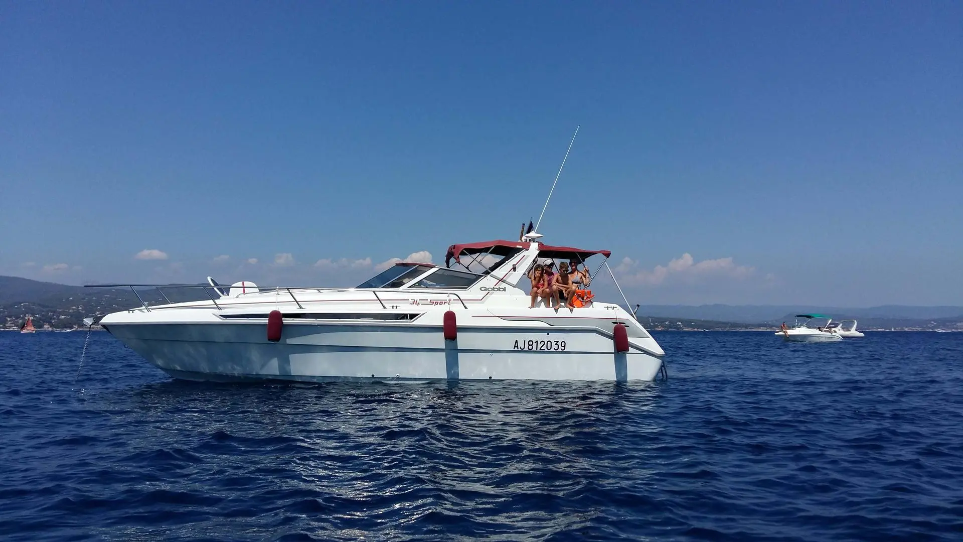 Gobbi 34 Sport — Bateau à moteur blanc sur l’eau, avec plusieurs personnes à bord.