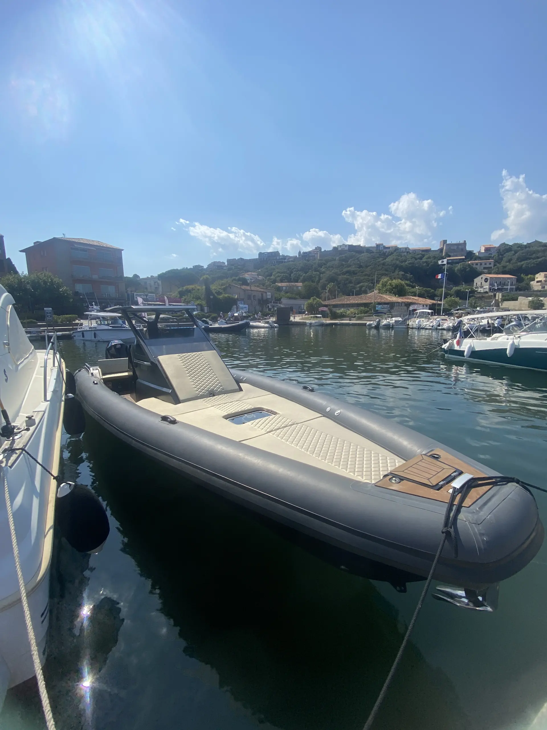 Moana 960 — Bateau pneumatique amarré dans un port, vu de trois quarts.