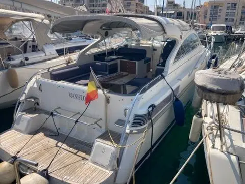 Marex 350 Cabriolet Cruiser — Vue arrière trois-quarts d’un bateau à moteur amarré dans une marina.