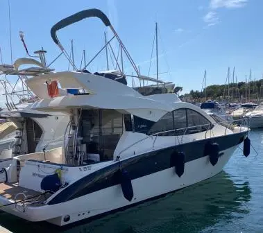 Faeton F-360 Fly — Vue trois quarts arrière d’un bateau à moteur amarré dans un port.