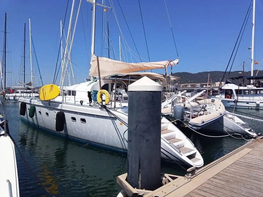 Lagoon 57 — Voilier amarré dans une marina, partiellement masqué par un pilier.