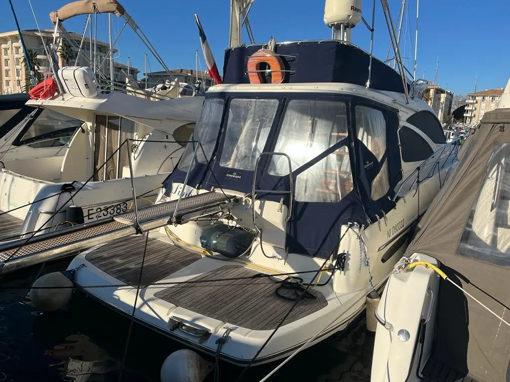 Cranchi Atlantique 43 — Bateau à moteur amarré, vu de trois quarts arrière dans un port.