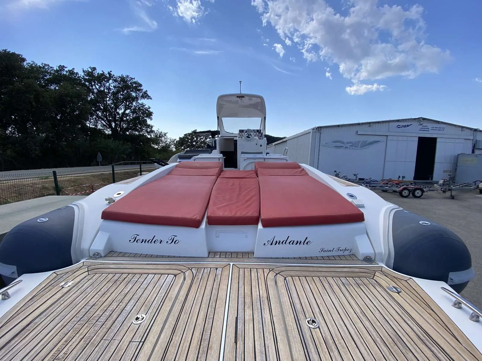 Pirelli Pzero 1100 Open — Vue arrière d’un bateau avec bain de soleil, console centrale et pont en teck.
