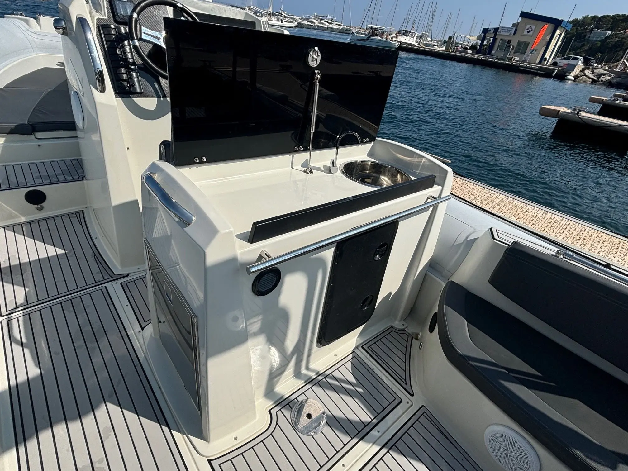 Pro Marine Helios 25 — Vue partielle du cockpit avec évier, plan de travail et poste de pilotage.