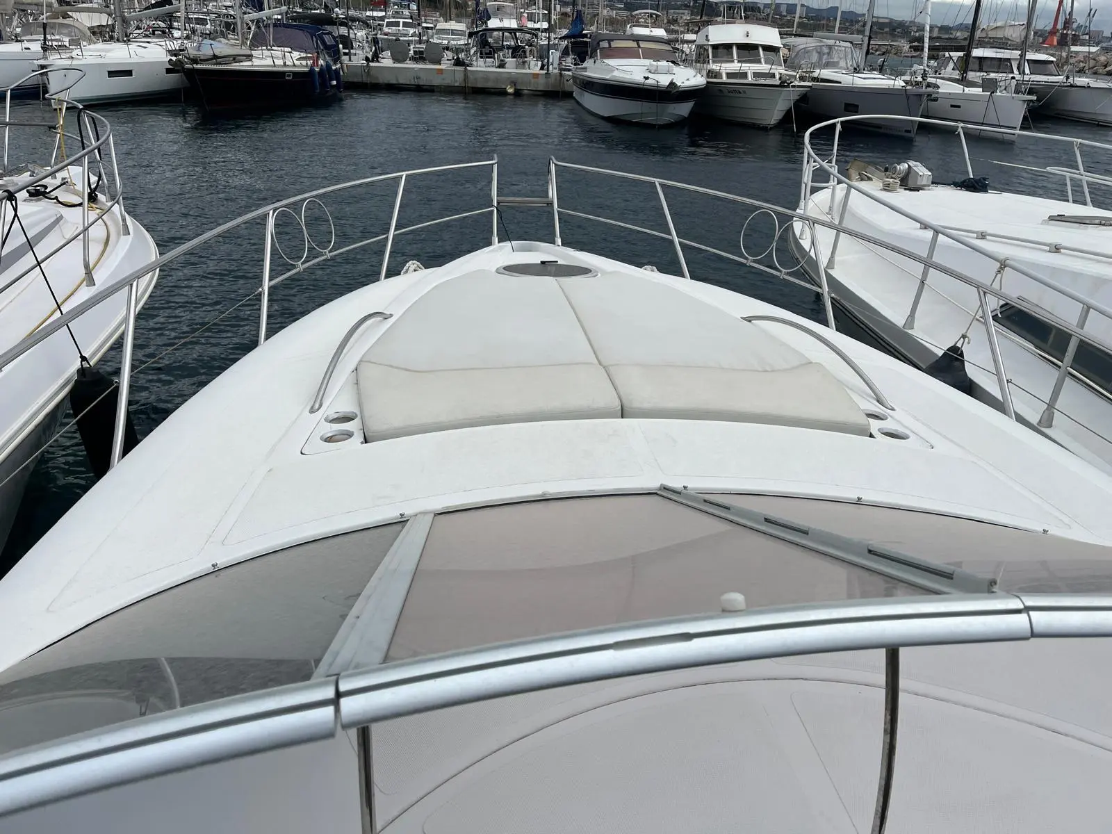 Sessa Marine Oyster 42 — Vue de l’avant d’un bateau à moteur amarré dans une marina.