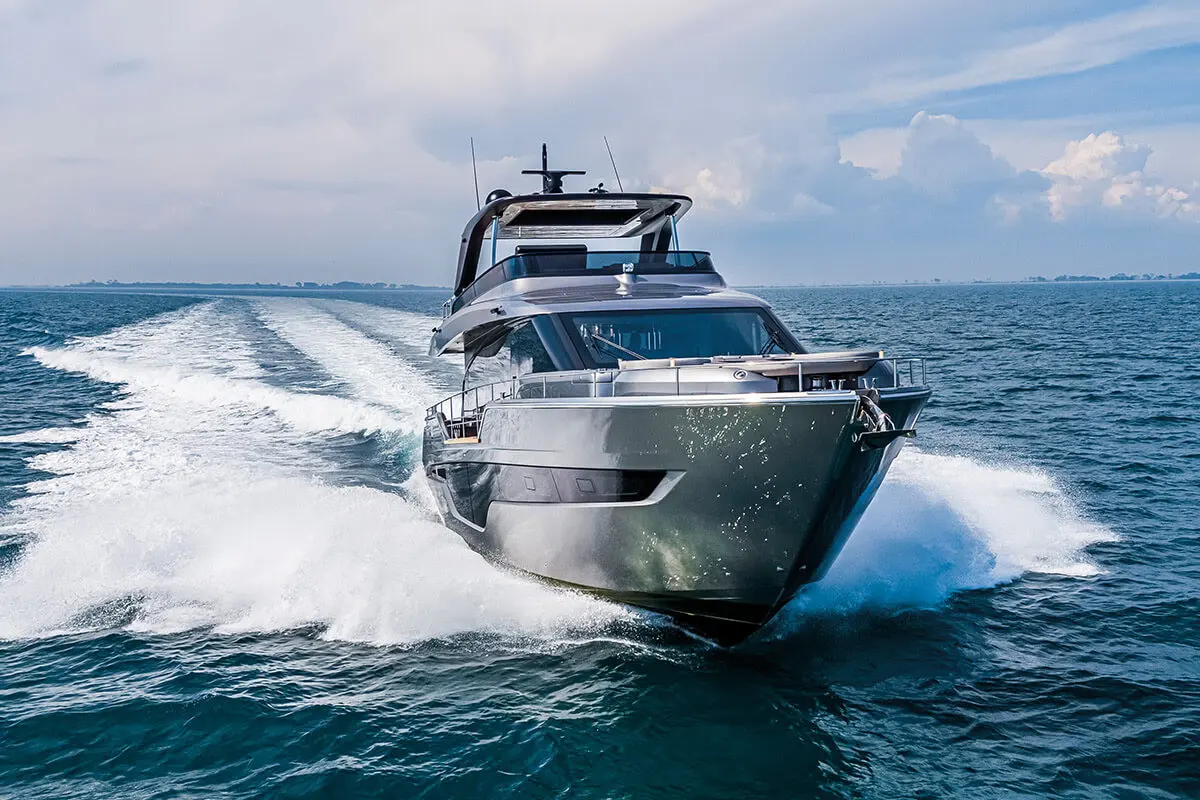 Cranchi Sessantasette 67 — Bateau à moteur naviguant à vive allure sur une mer calme.