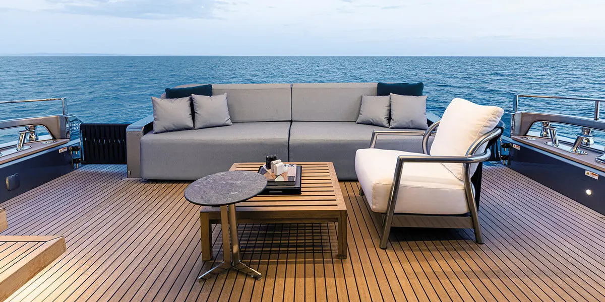Cranchi Sessantasette 67 — Vue du cockpit arrière avec salon extérieur, tables basses et vue sur la mer.