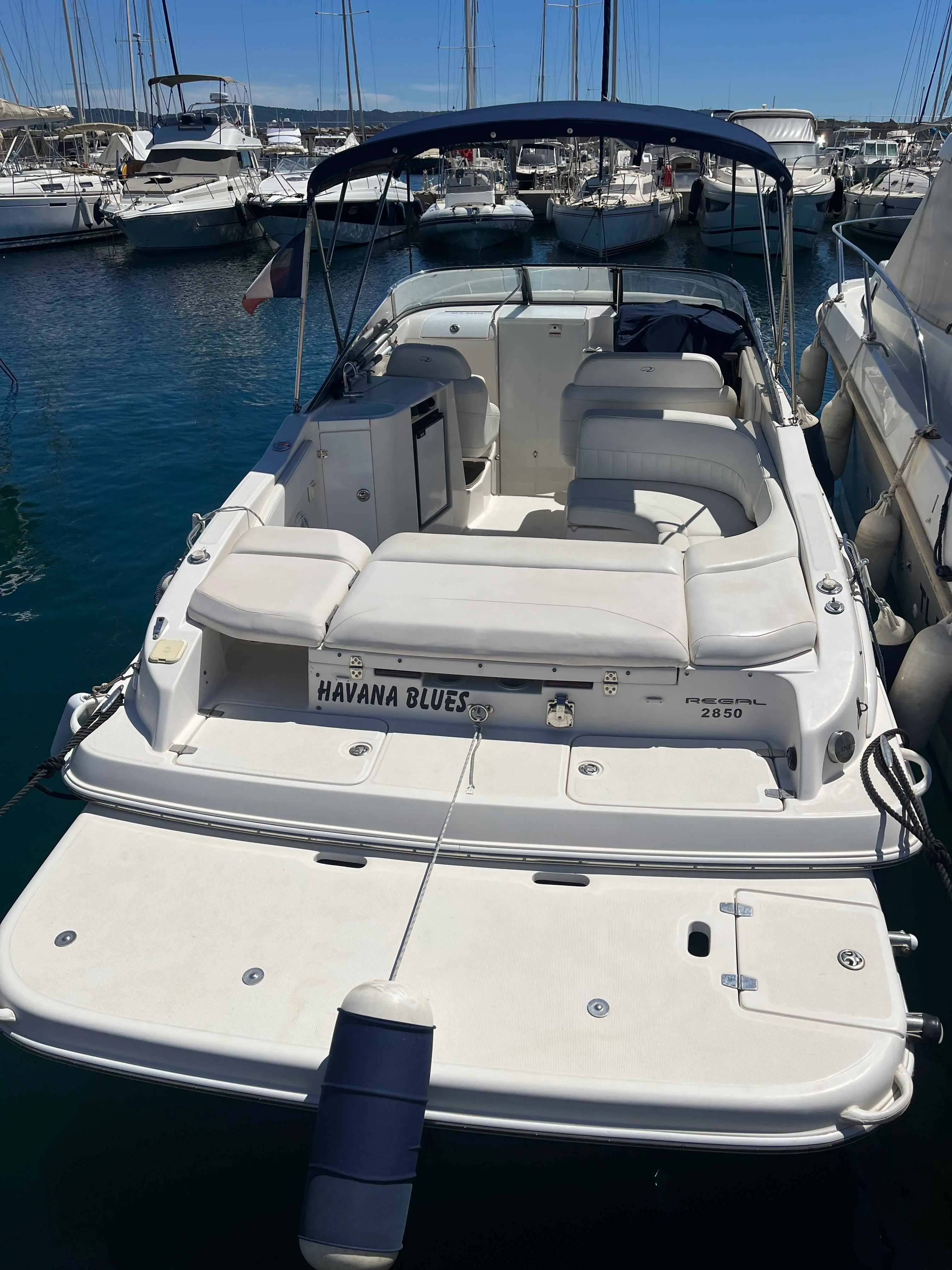 Regal 2650 — Vue arrière d’un bateau amarré, avec cockpit et plage de bain visibles.