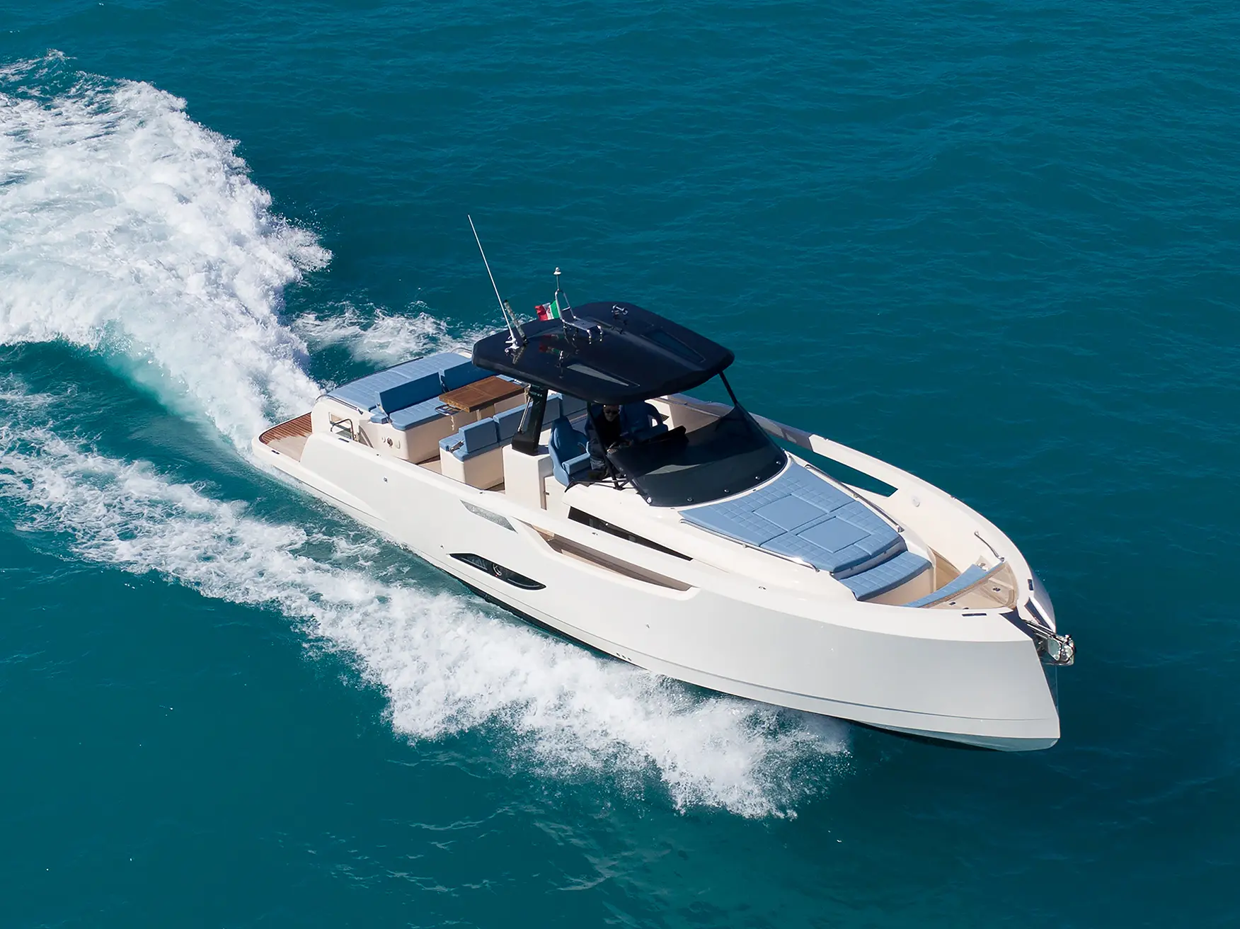 Cayman 400 WA — Bateau à moteur blanc vu en trois-quarts, naviguant sur une mer turquoise.