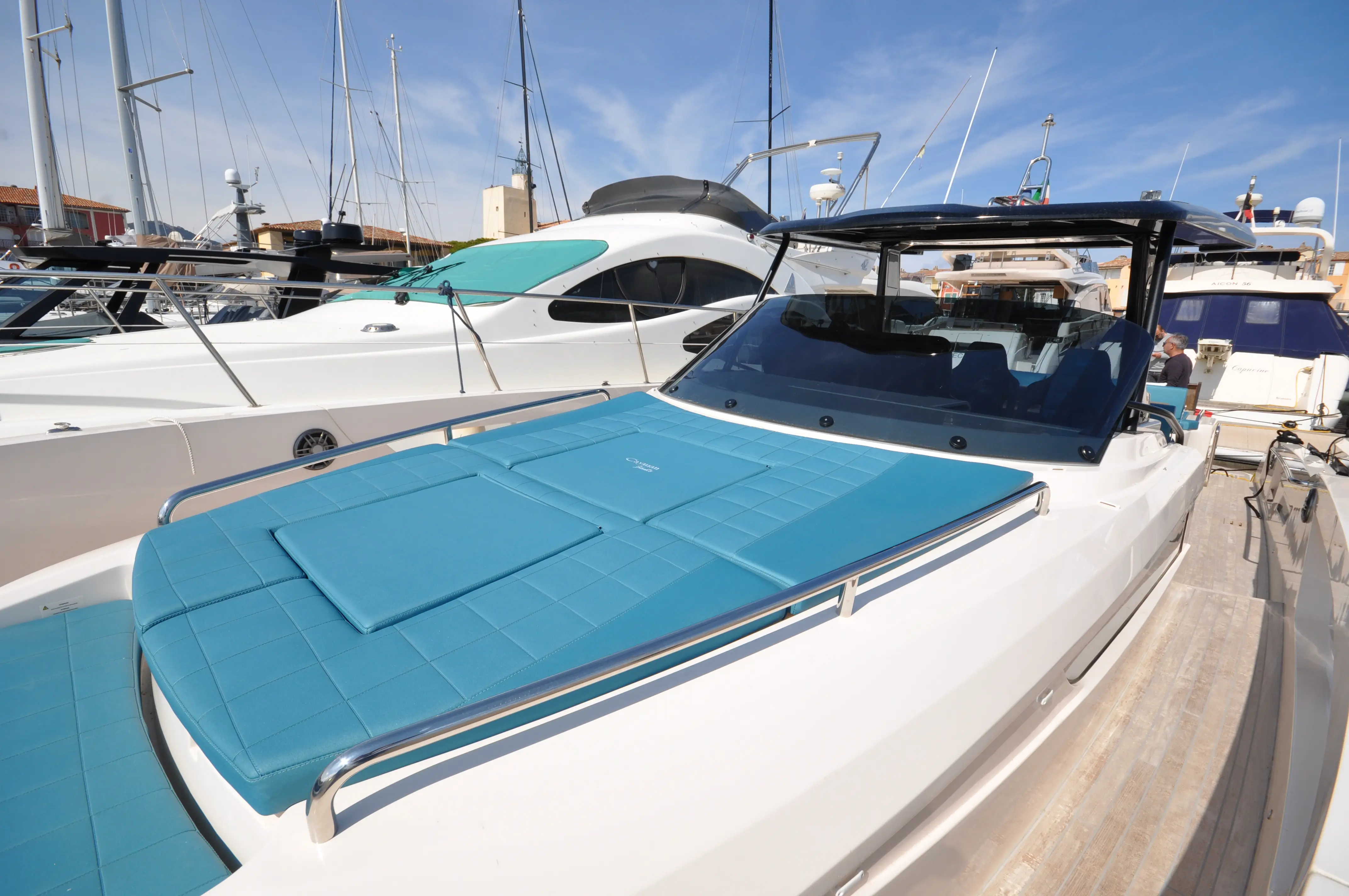 Cayman 400 WA — Vue rapprochée de l’avant et du poste de pilotage d’un bateau au port.