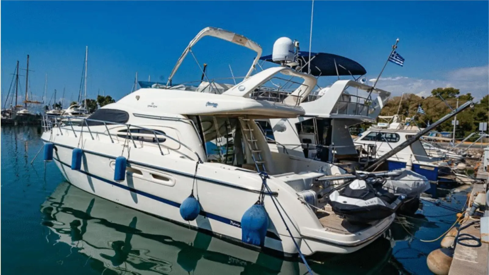 Cranchi Atlantique 48 — Bateau à moteur blanc amarré dans une marina, vu de trois quarts arrière.