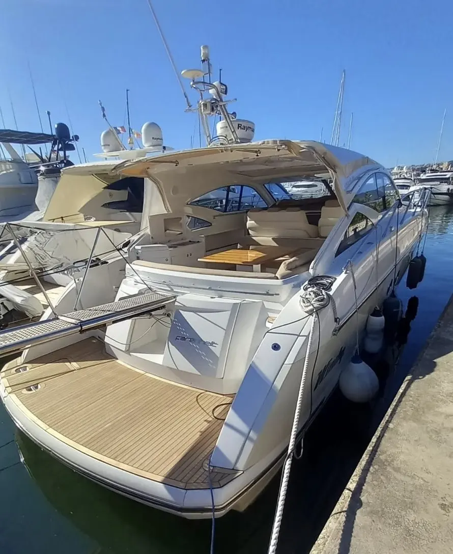 Windy 44 Chinook — Bateau à moteur amarré, vu de trois quarts arrière dans une marina.
