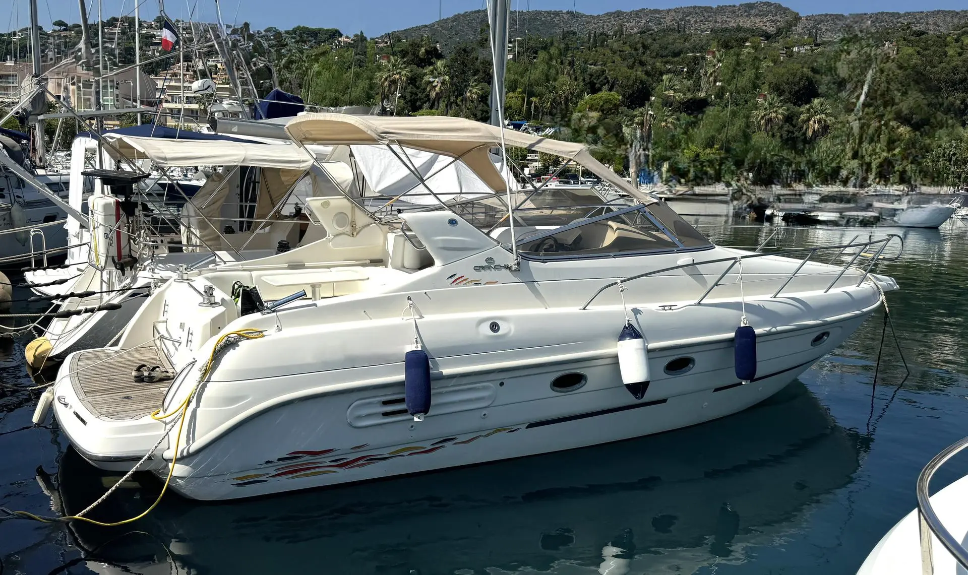 Cranchi Giada 30 — Bateau à moteur blanc amarré dans une marina, vu de trois quarts tribord.