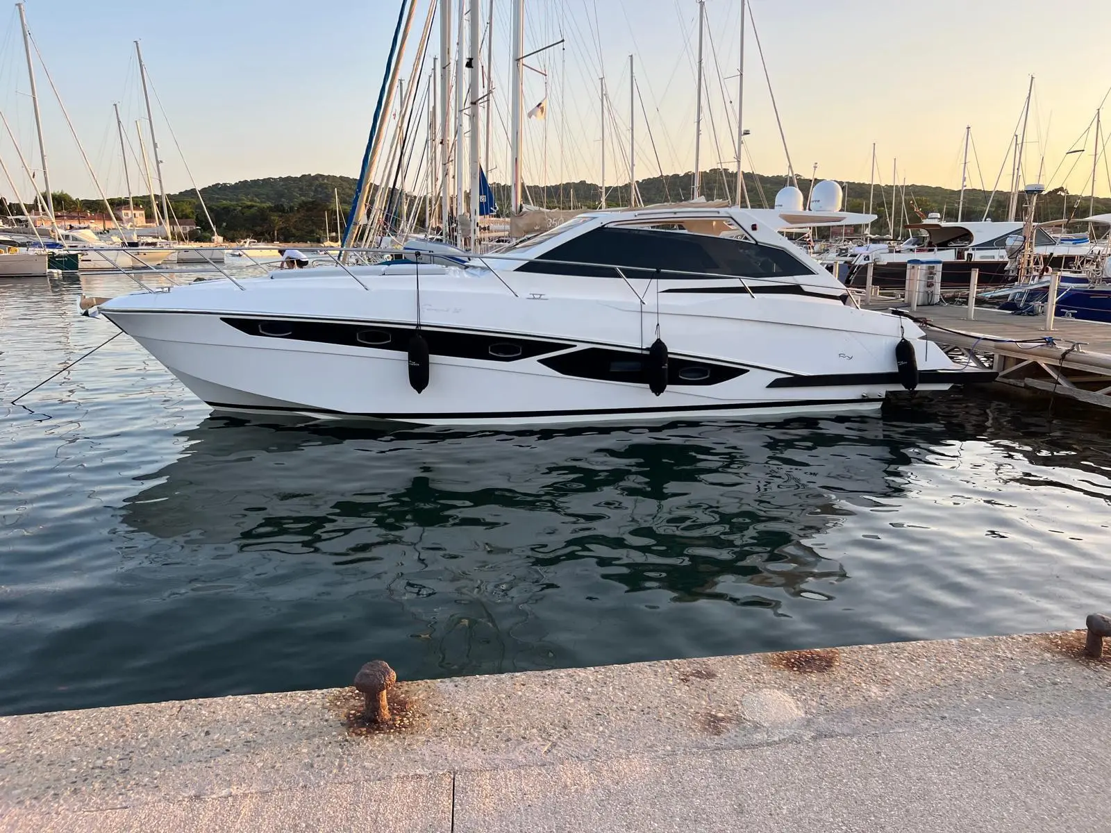 Rio Yachts Parana 38 — Bateau à moteur blanc photographié de profil dans un port de plaisance.