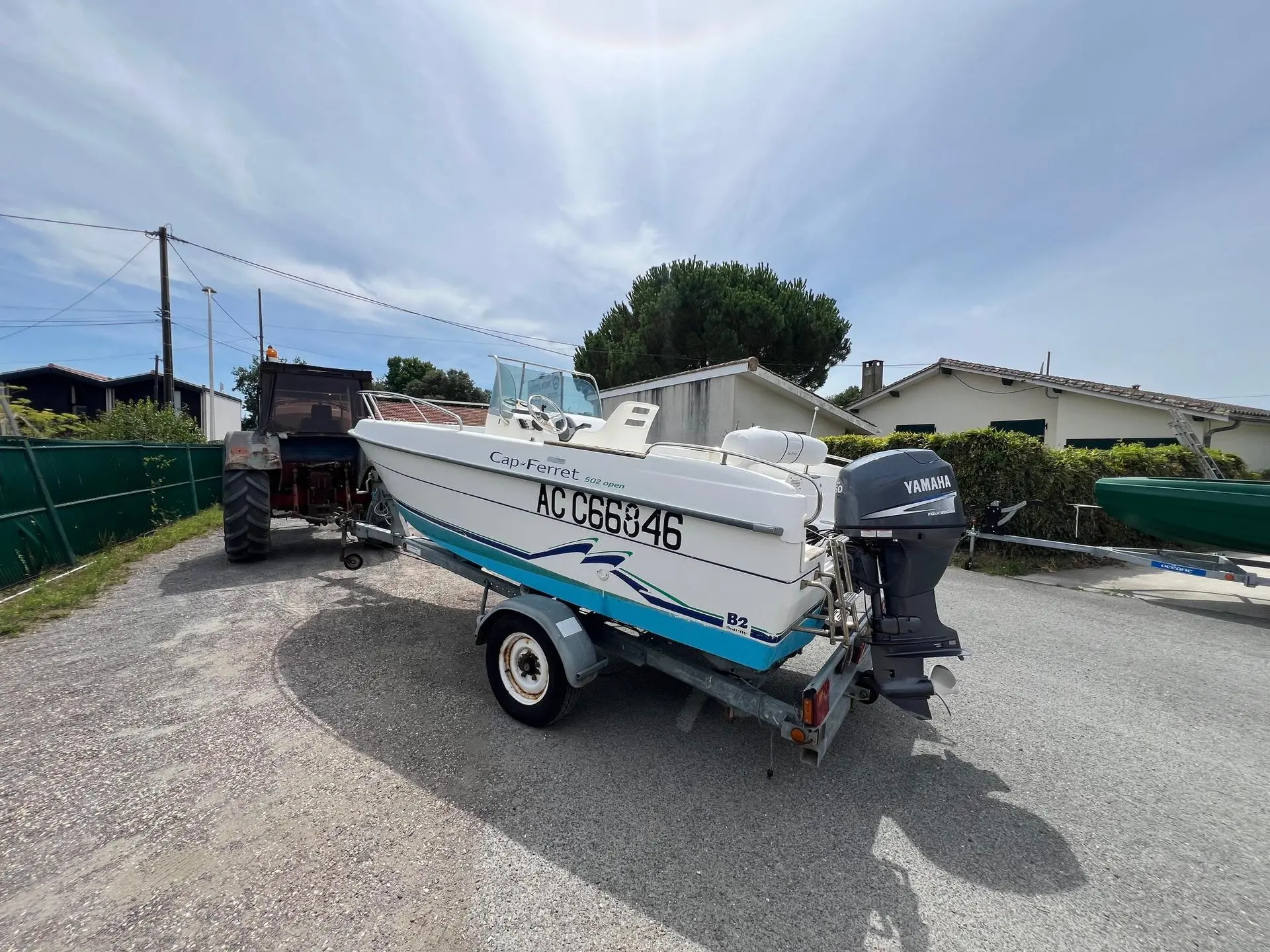 B2 Marine 502 — Bateau à moteur Cap-Ferret sur remorque, photographié de trois quarts à terre.