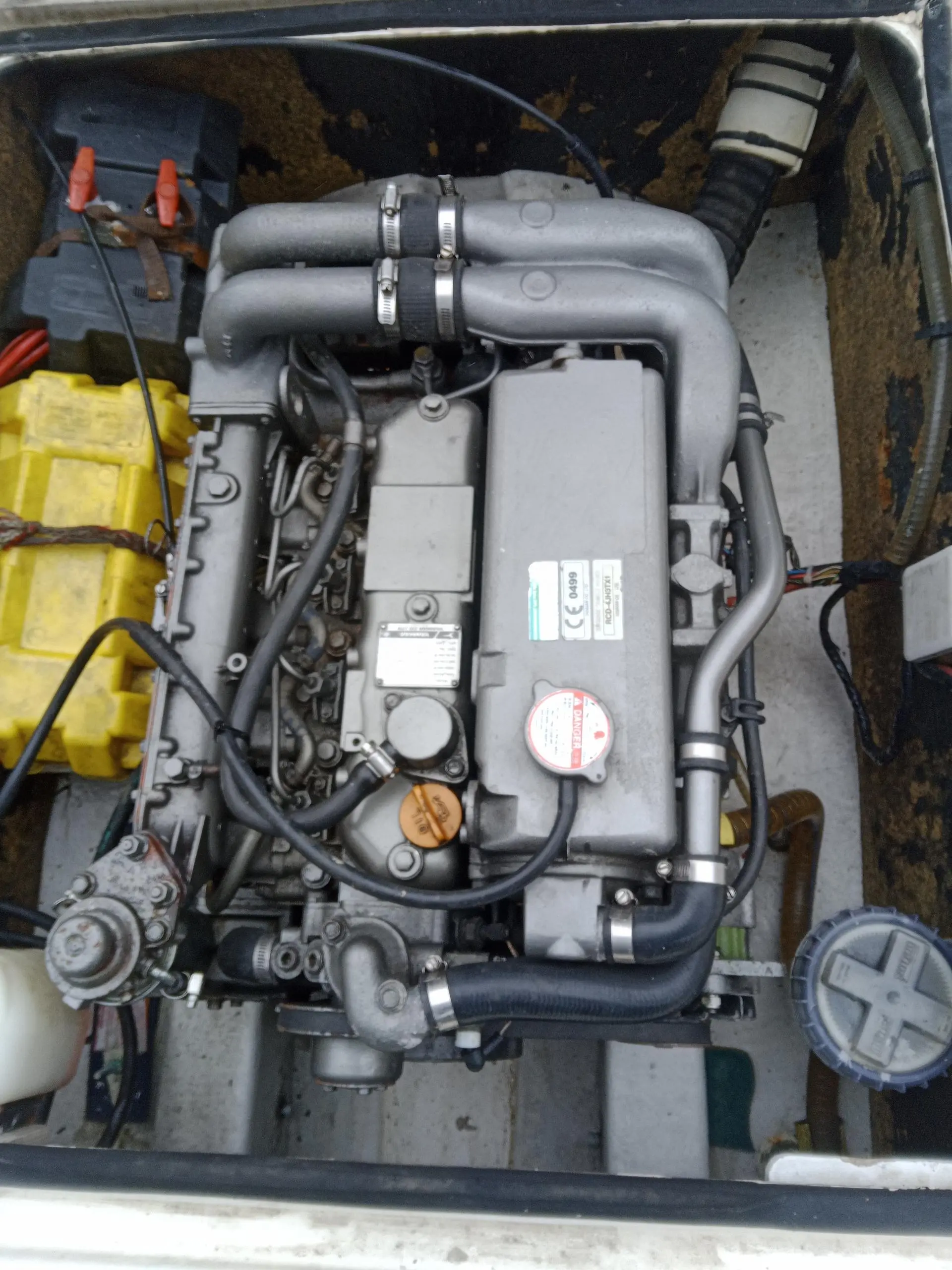 Guymarine Antioche 700 IB LA — Vue plongeante sur le moteur et les équipements techniques dans leur compartiment.