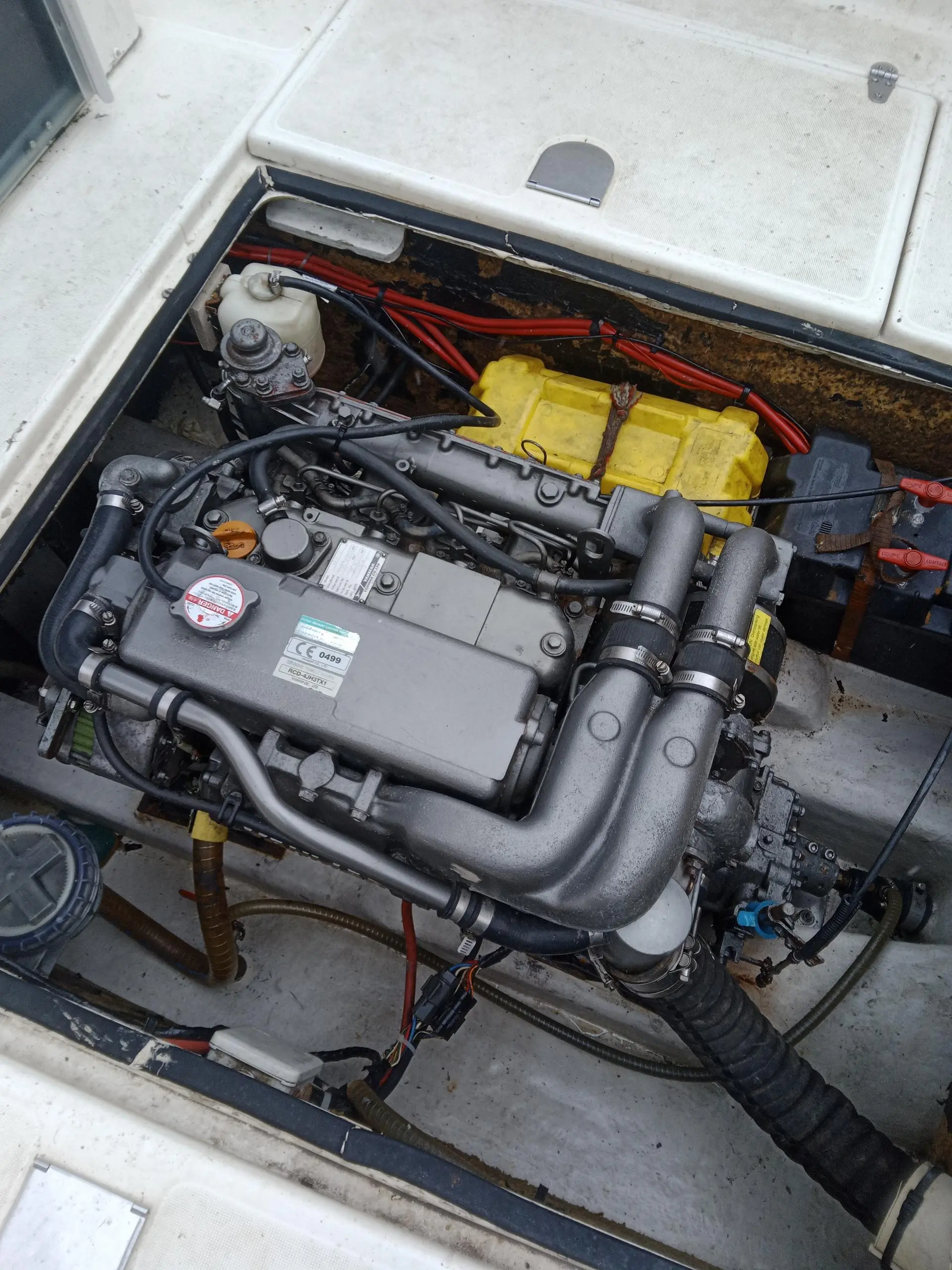Guymarine Antioche 700 IB LA — Vue rapprochée du compartiment moteur ouvert et de son installation mécanique.