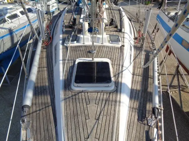 Wauquiez Centurion 38 — Vue plongeante du pont avant d’un voilier amarré entre d’autres bateaux.