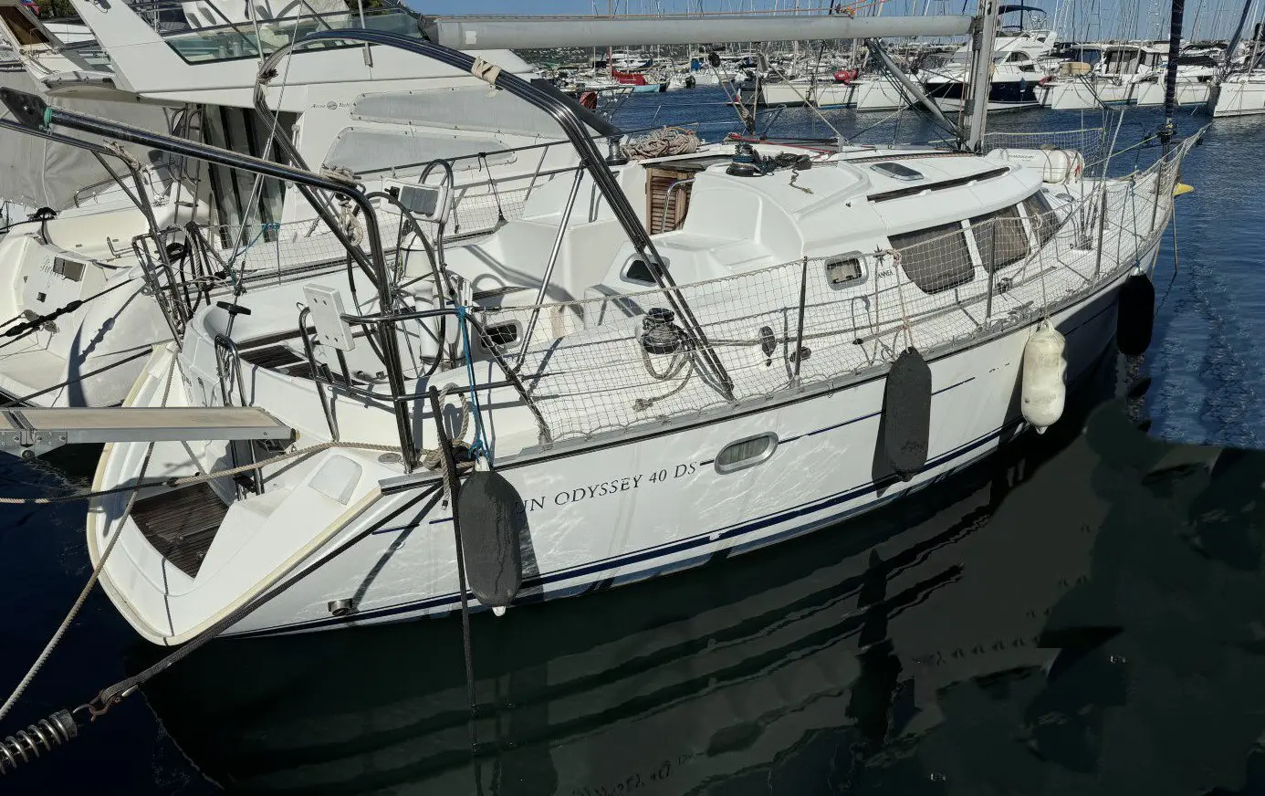 Jeanneau Sun Odyssey 40 DS — Voilier blanc amarré dans un port, vu de trois quarts bâbord.