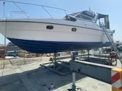 Riviera PRINCESS 286 — Bateau à moteur vu de trois quarts sur berceau à terre.