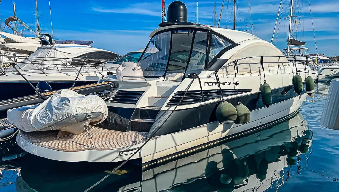 Pershing 46 — Yacht à moteur amarré, photographié de trois quarts dans une marina.