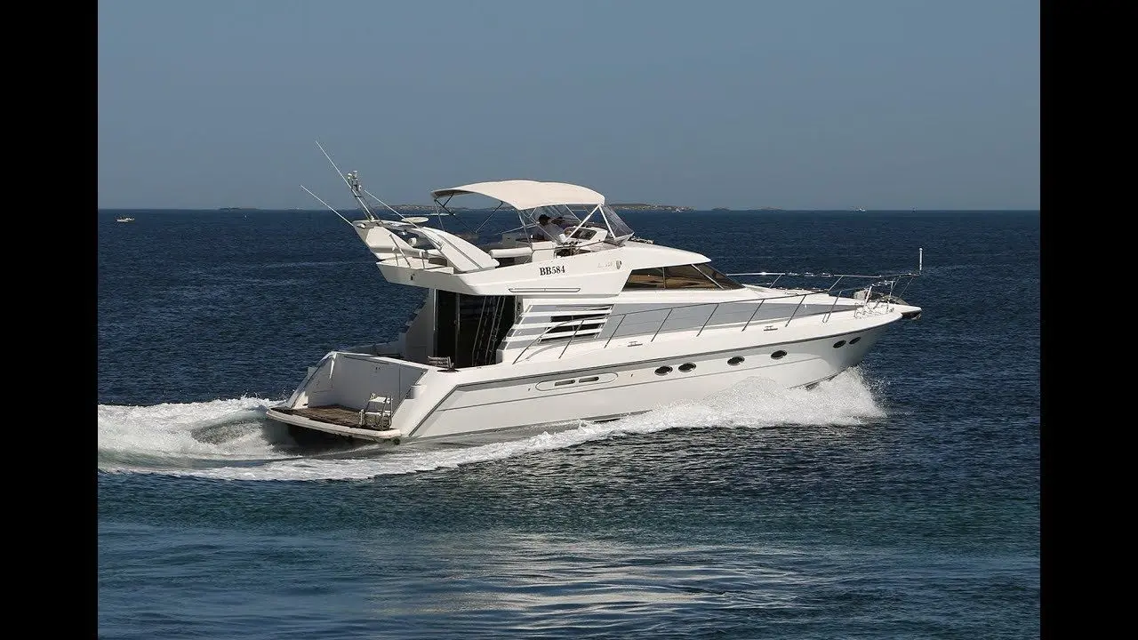 Dyna Yacht 50 — Yacht à moteur blanc en navigation, photographié de trois quarts sur mer.