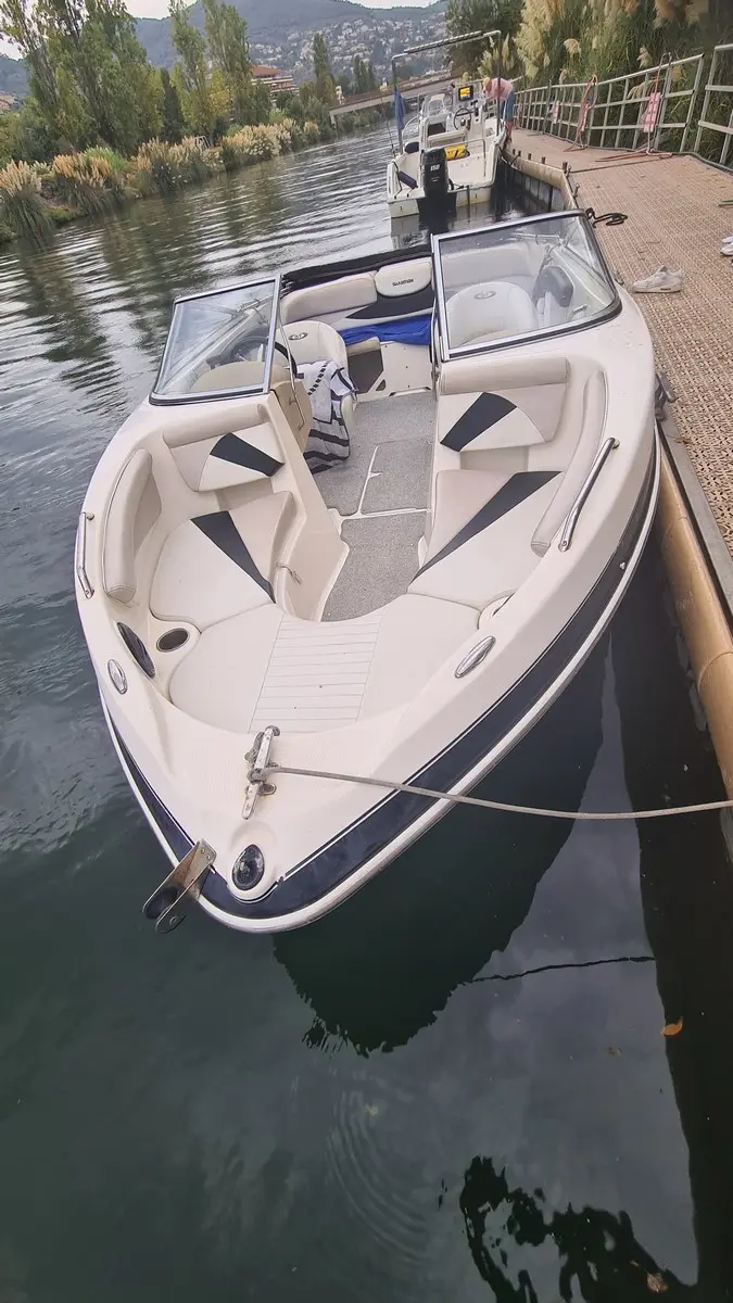 Glastron GT 225 — Bateau à moteur amarré, vu en plongée depuis le ponton.
