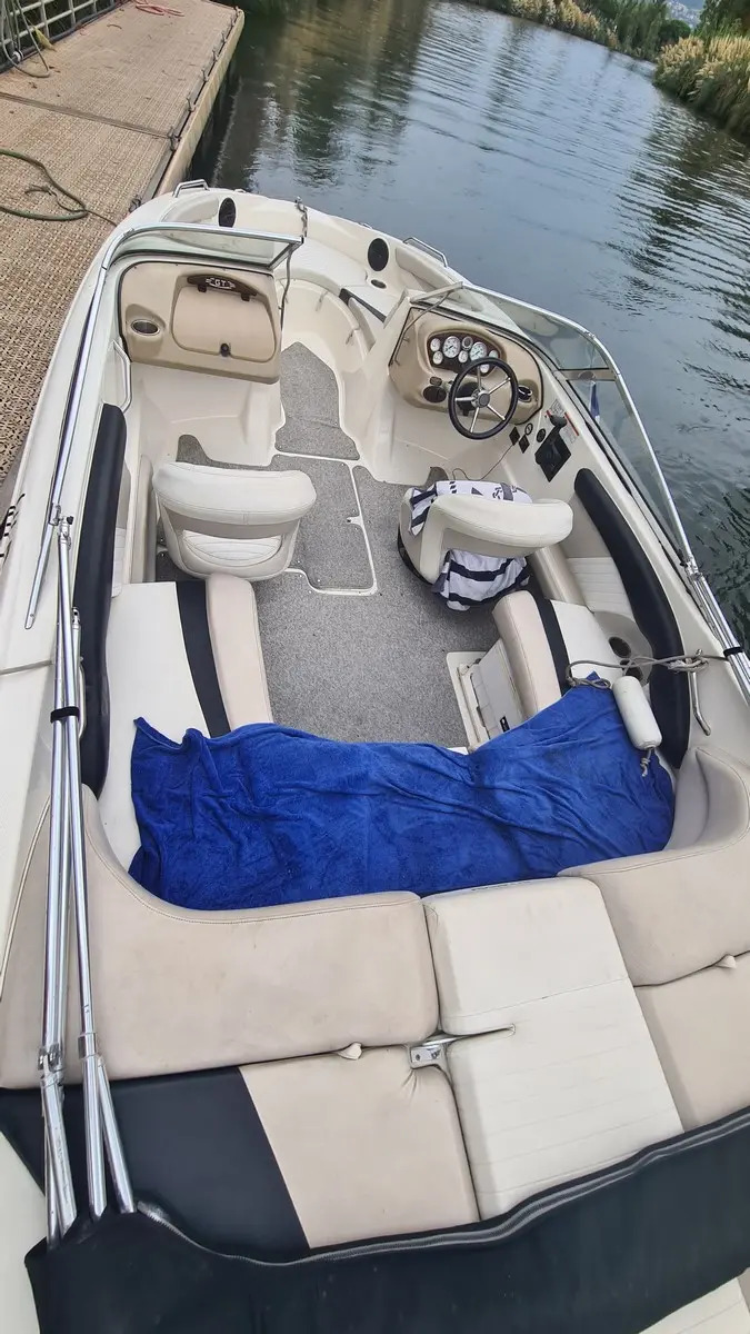 Glastron GT 225 — Vue plongeante du cockpit et des sièges d’un bateau amarré au ponton.