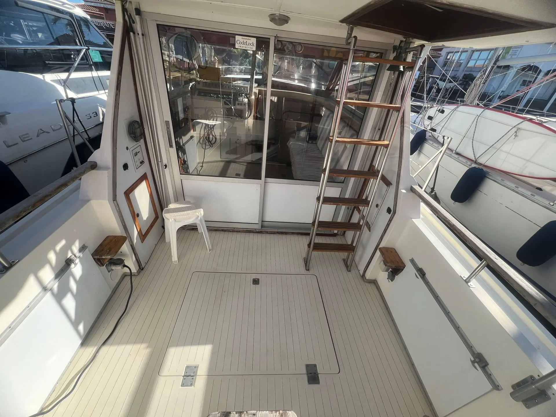 Princess 33 — Vue du cockpit arrière avec accès à la cabine et mobilier extérieur.
