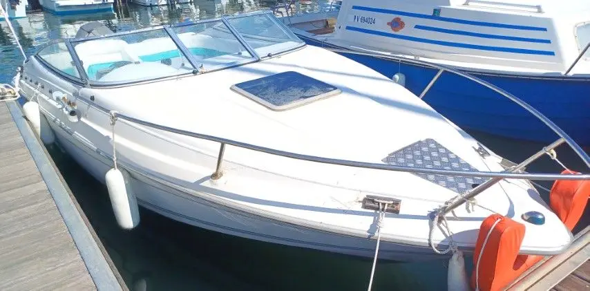 Jeanneau Corail 215 CC — Bateau à moteur blanc amarré dans une marina, vu de trois quarts avant.