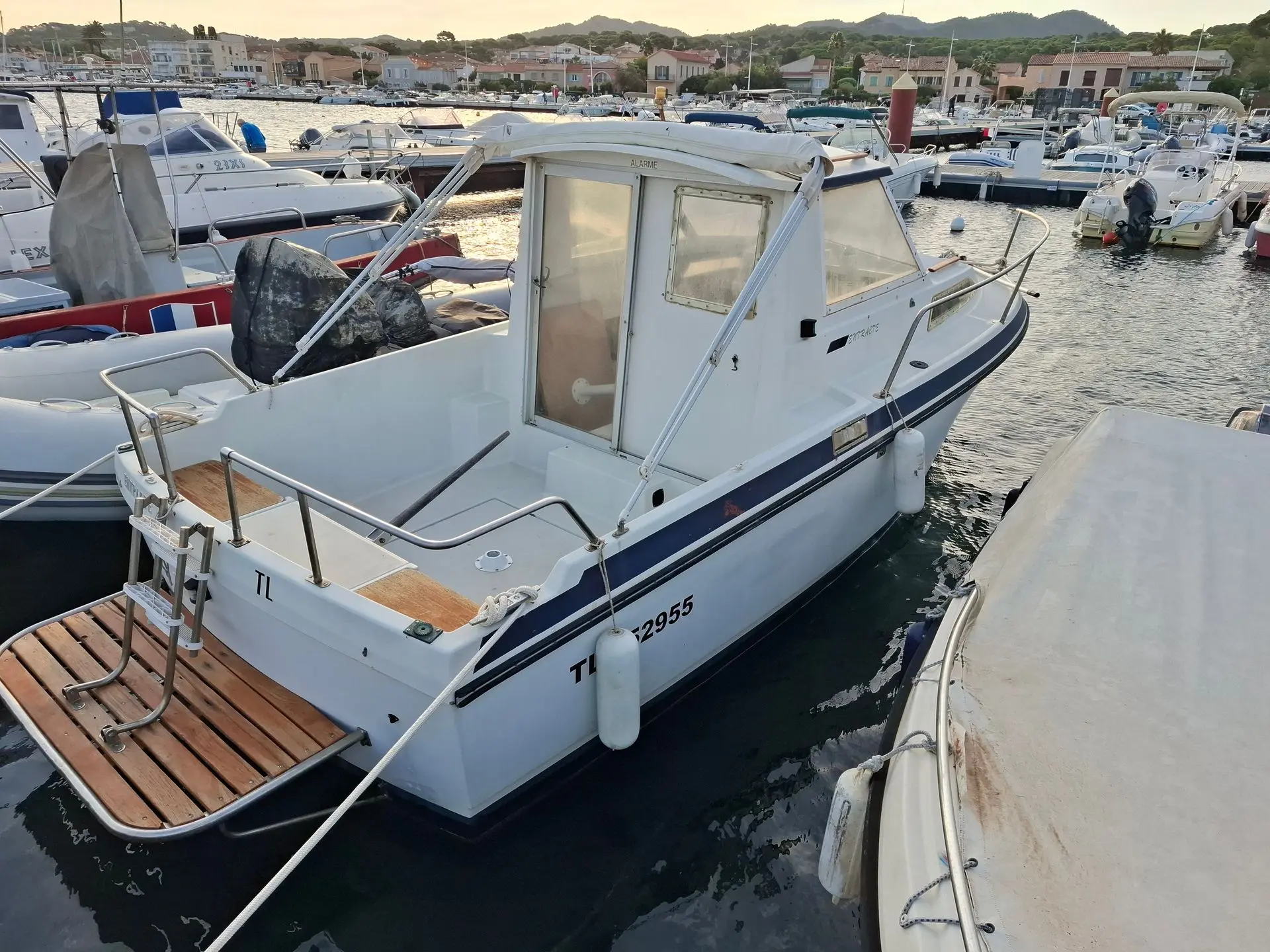 Beneteau Antares 640 — Bateau à moteur blanc amarré dans un port, vu de trois quarts arrière.