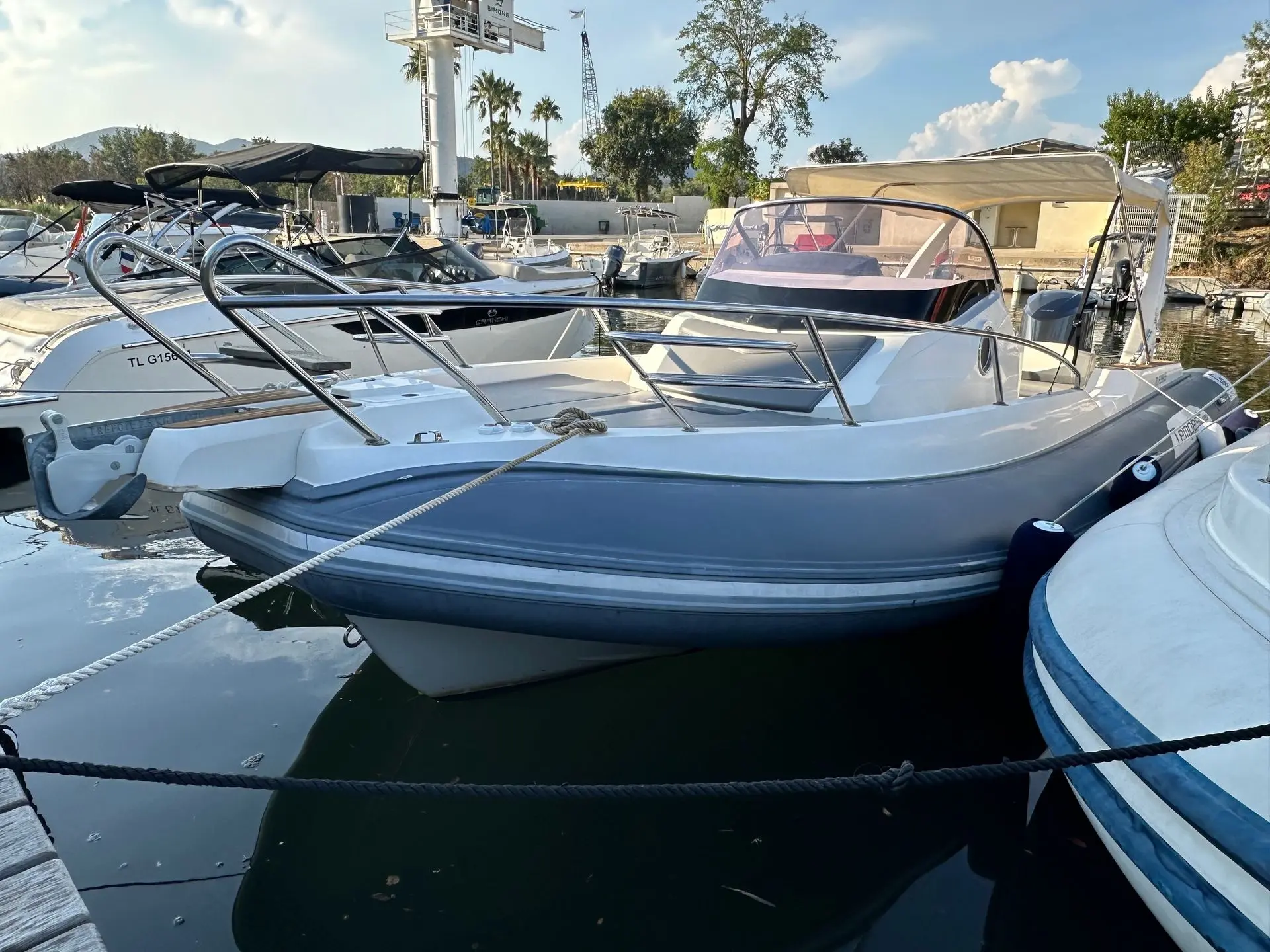 Capelli 850 — Bateau à moteur amarré, photographié de trois quarts dans un port.