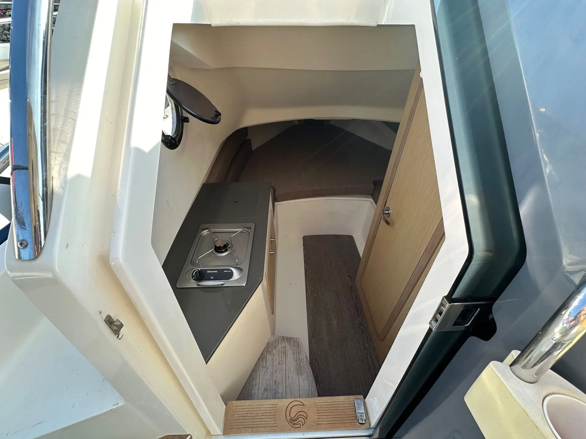 Capelli 850 — Vue intérieure montrant une petite cabine avec couchage et réchaud.