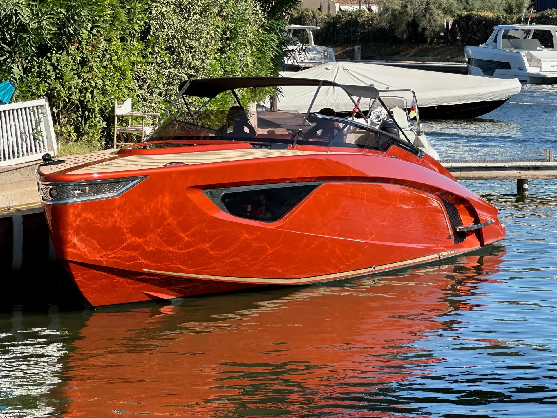Flynt 956 — Bateau à moteur rouge amarré au quai, photographié de trois quarts.