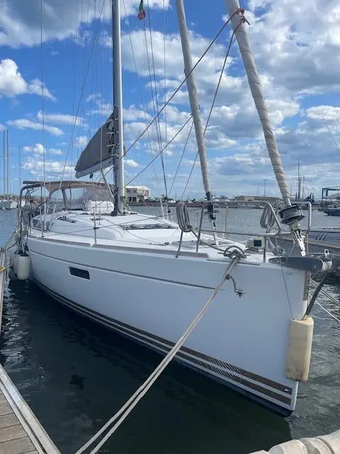 Jeanneau Sun Odyssey 469 — Voilier blanc amarré au ponton, vu de trois quarts avant par temps ensoleillé.