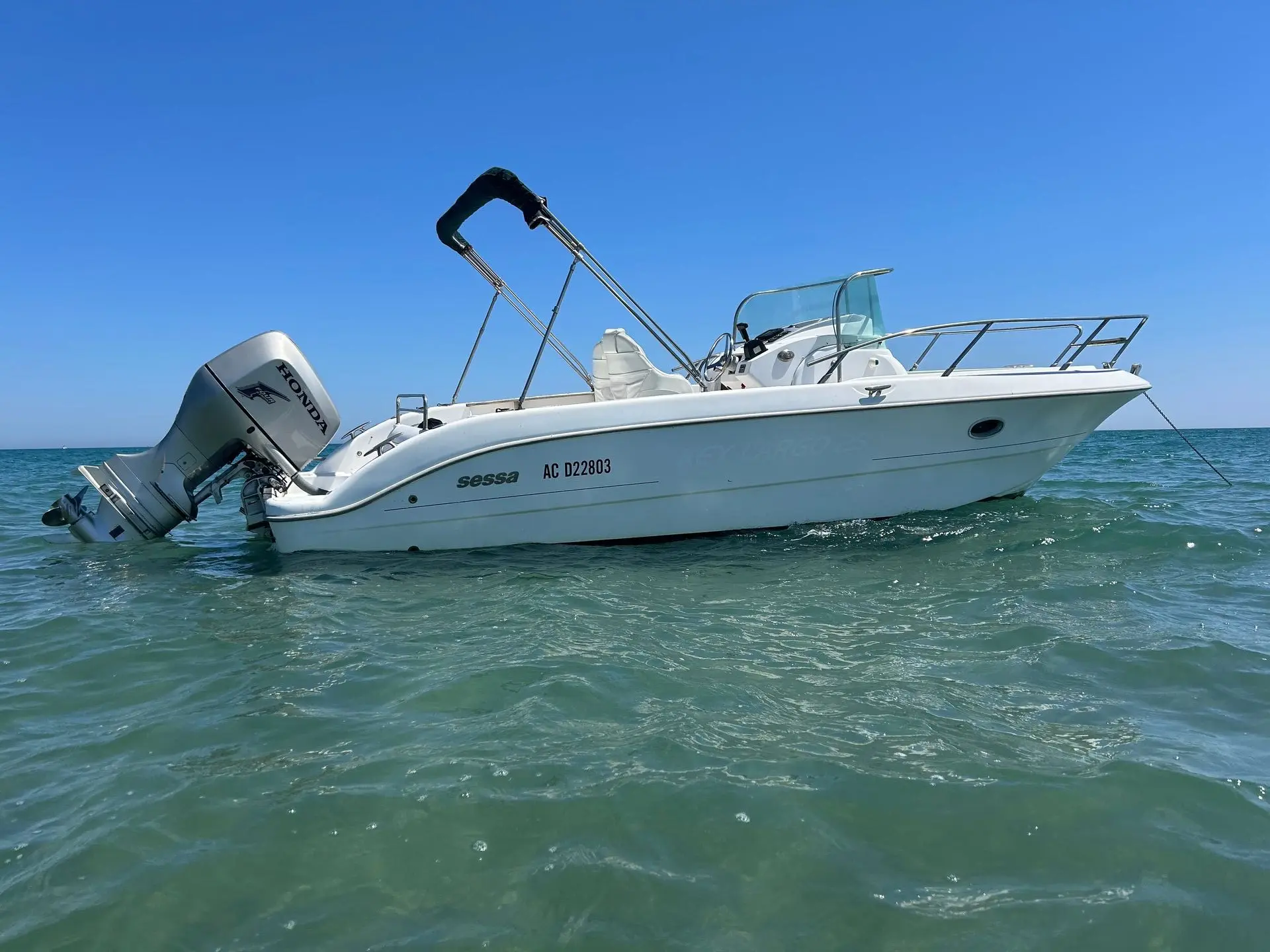 Sessa Marine Key Largo 25 — Bateau à moteur blanc photographié de profil sur la mer.